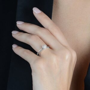Anel com 9 Pedras de Zircônia - banhada em Ouro Branco