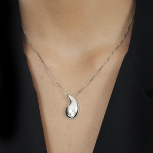 Colar Gota Curvada - banhado em Ouro Branco